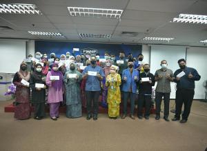 Kelab Keluarga Kumpulan PKNP & PUSPANITA PKNP serah Sumbangan Tabung Bencana Banjir 2021